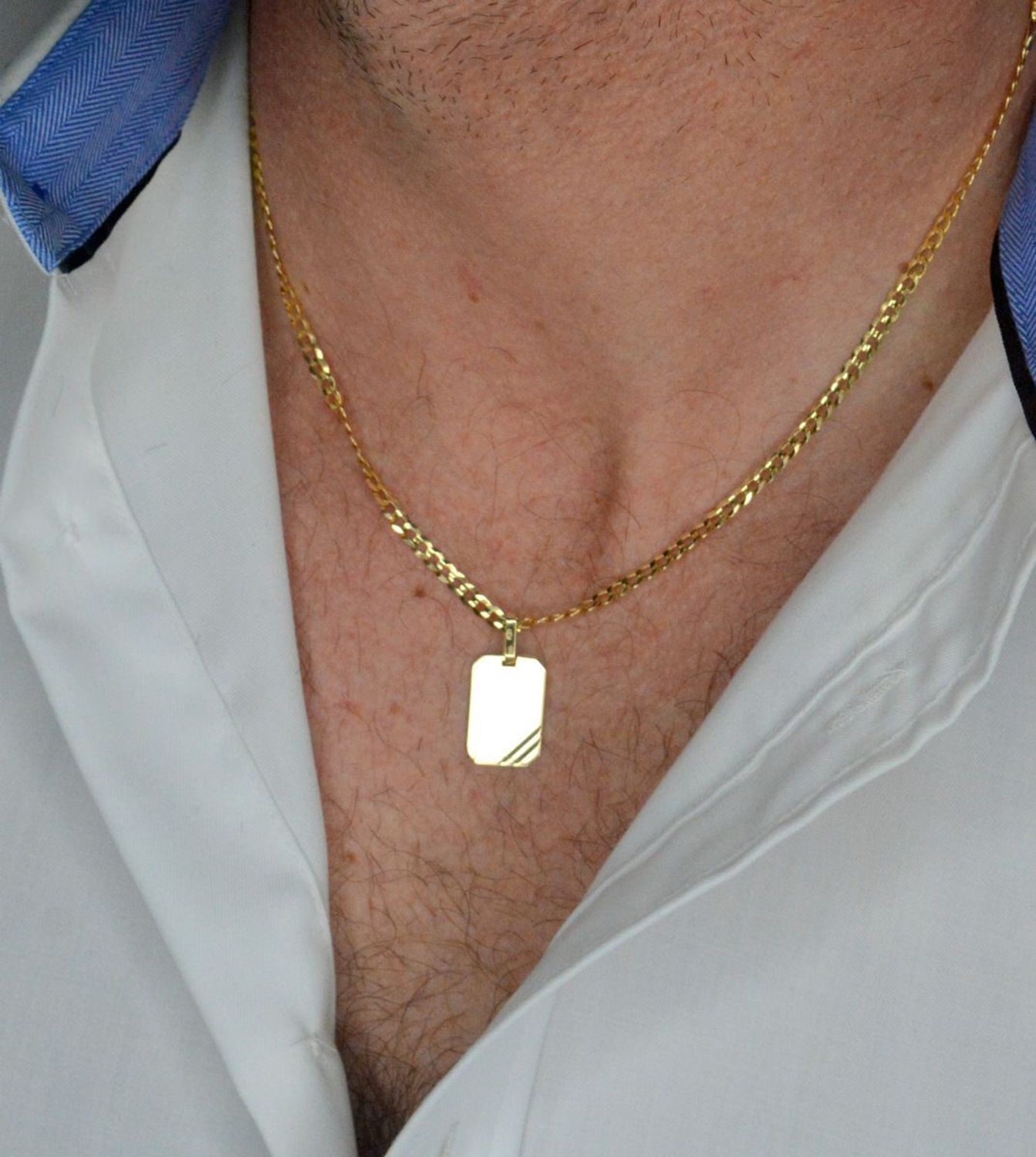 Wisiorek został wykonany z wysokiej jakości złota próby 375. Złoto to jeden z najpopularniejszych kruszców, cenione przez kobiety na całym świecie i często wykorzystywane przez jubilerów.1.jpg